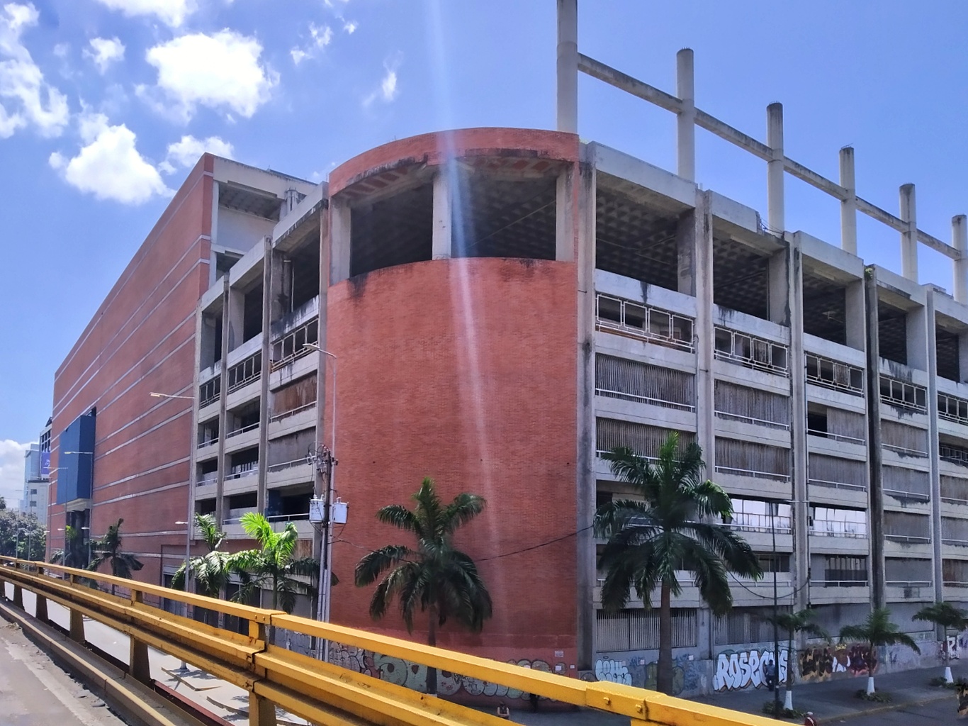 Sambil La Candelaria es devuelto a sus dueños