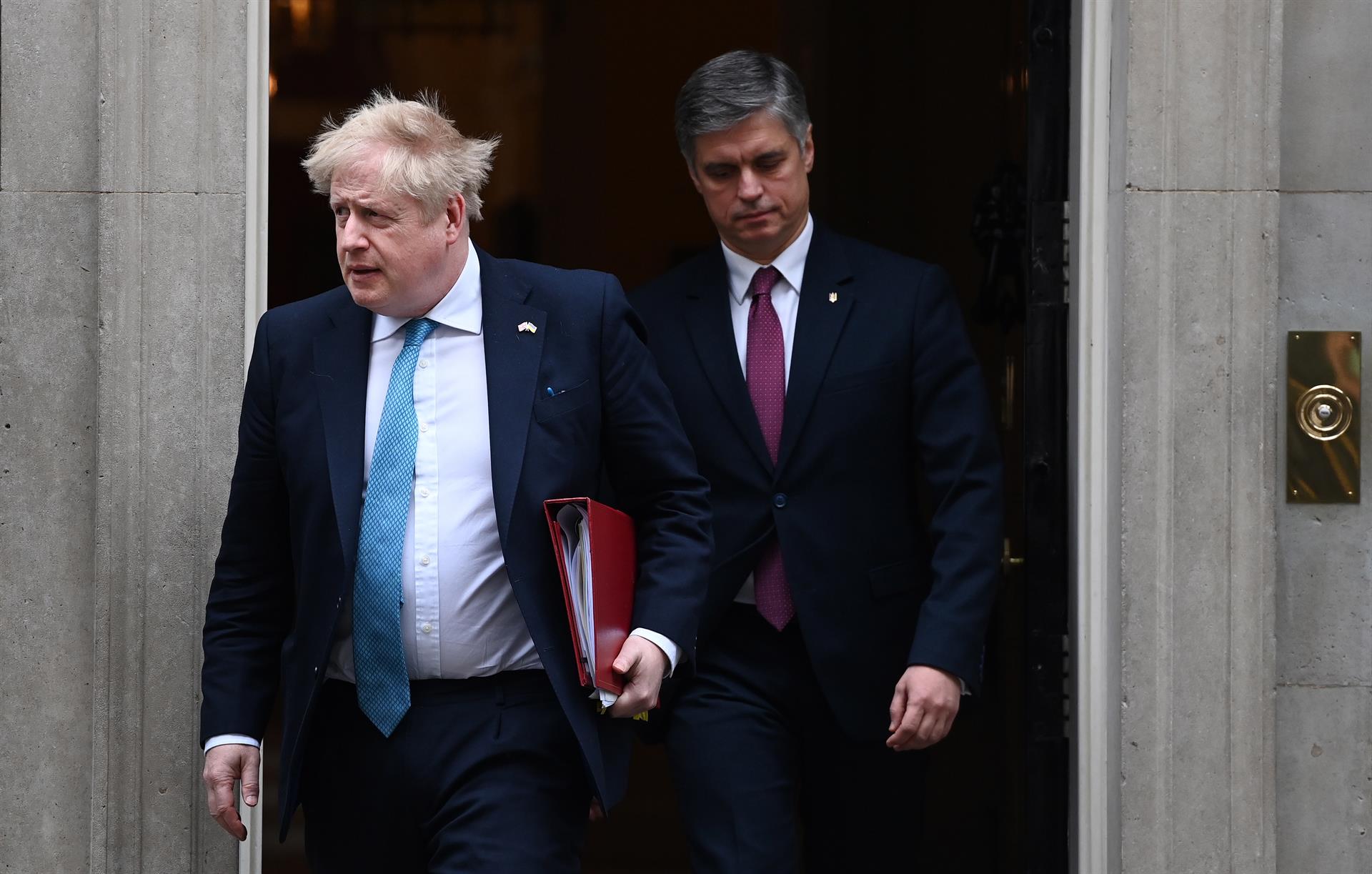 El primer ministro británico Boris Johnson (L) con el embajador ucraniano Vadym Prystaiko (R)