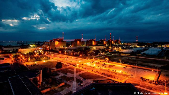 Declaran emergencia tras incendio en central nuclear ucraniana atacada por Rusia
