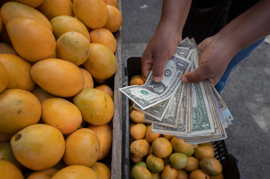 Dólar paralelo sigue subiendo y llega a 20,56