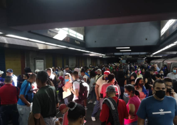 La falla se registró cerca de las 8:40 a.m., por lo que los usuarios del sistema de transporte subterráneo fueron desalojados de las estación Gato Negro