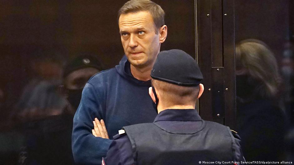 Justicia rusa condena a nueve años de cárcel a opositor Alexei Navalni