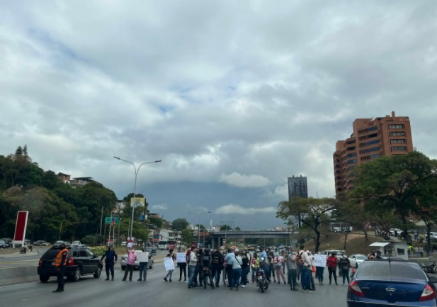 Habitantes del municipio Baruta protestaron este lunes 7 de abril en la autopista Prados del Este de Caracas por falta de agua