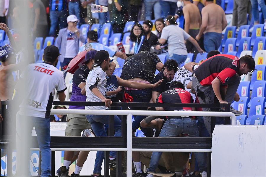 Lo que sabe tras la violencia en estadio de fútbol de Querétaro