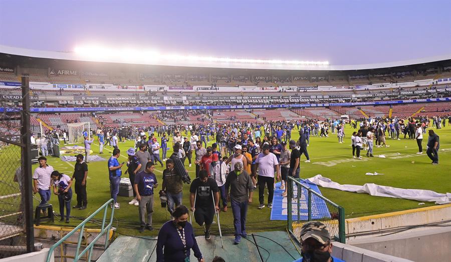 Al menos 22 heridos dejan disturbios en estadio de fútbol de Querétaro, México