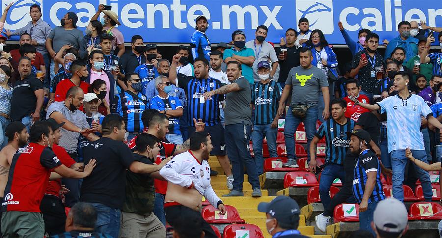 Al menos 22 heridos dejan disturbios en estadio de fútbol de Querétaro, México