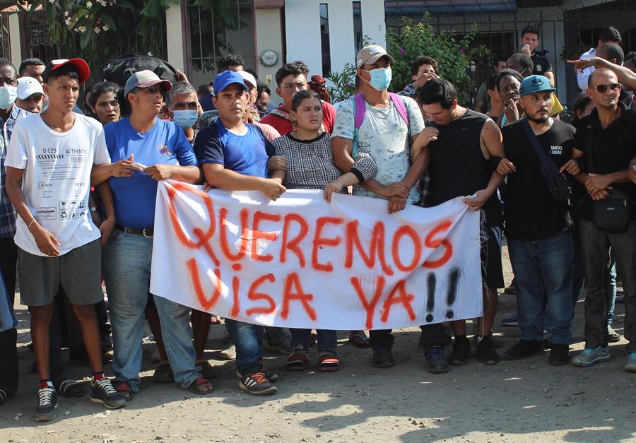 Venezolanos y otros migrantes bloquean calles en sur de México para exigir regularización