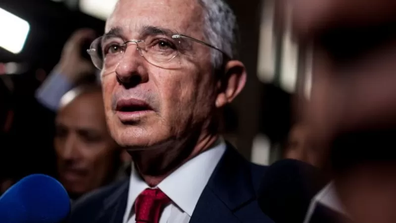 Álvaro Uribe: jueza decide que el expresidente de Colombia debe ir a juicio por caso de soborno a testigos