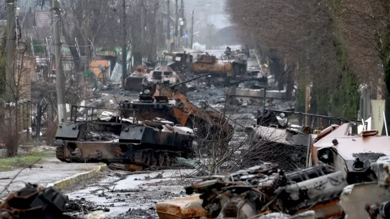 Rusia y Ucrania: el reguero de cadáveres y cementerio de tanques en Bucha, un suburbio de Kiev, tras la retirada de tropas rusas