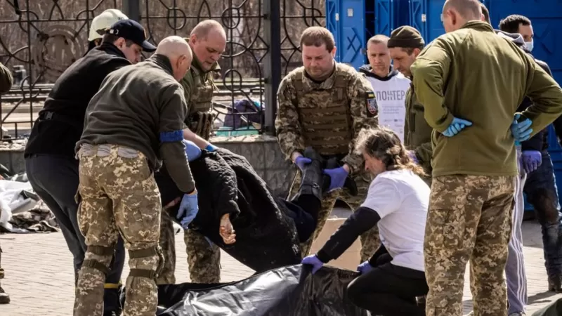 Rusia y Ucrania: decenas de muertos y más de 100 heridos en ataque ruso a una estación de tren que se usaba para evacuar civiles