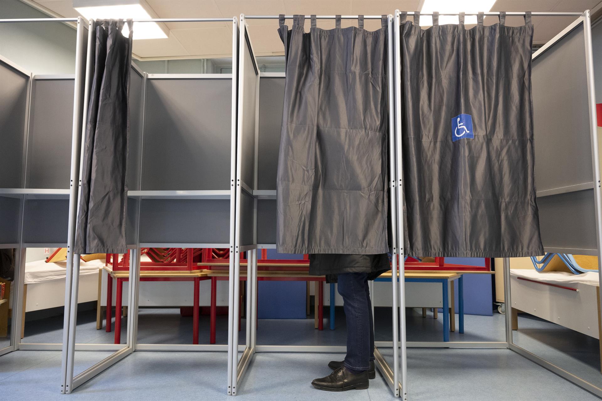 Francia vota entre el miedo a Le Pen y la decepción con Macron