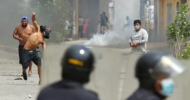 En Perú estallaron protestas que comenzaron con un paro de los transportistas por el aumento en el precio de los combustibles.