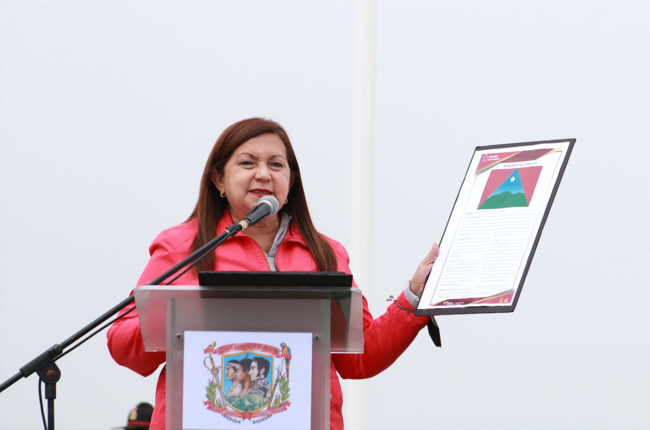 Alcaldesa de Caracas iza nueva bandera de la ciudad en el Ávila