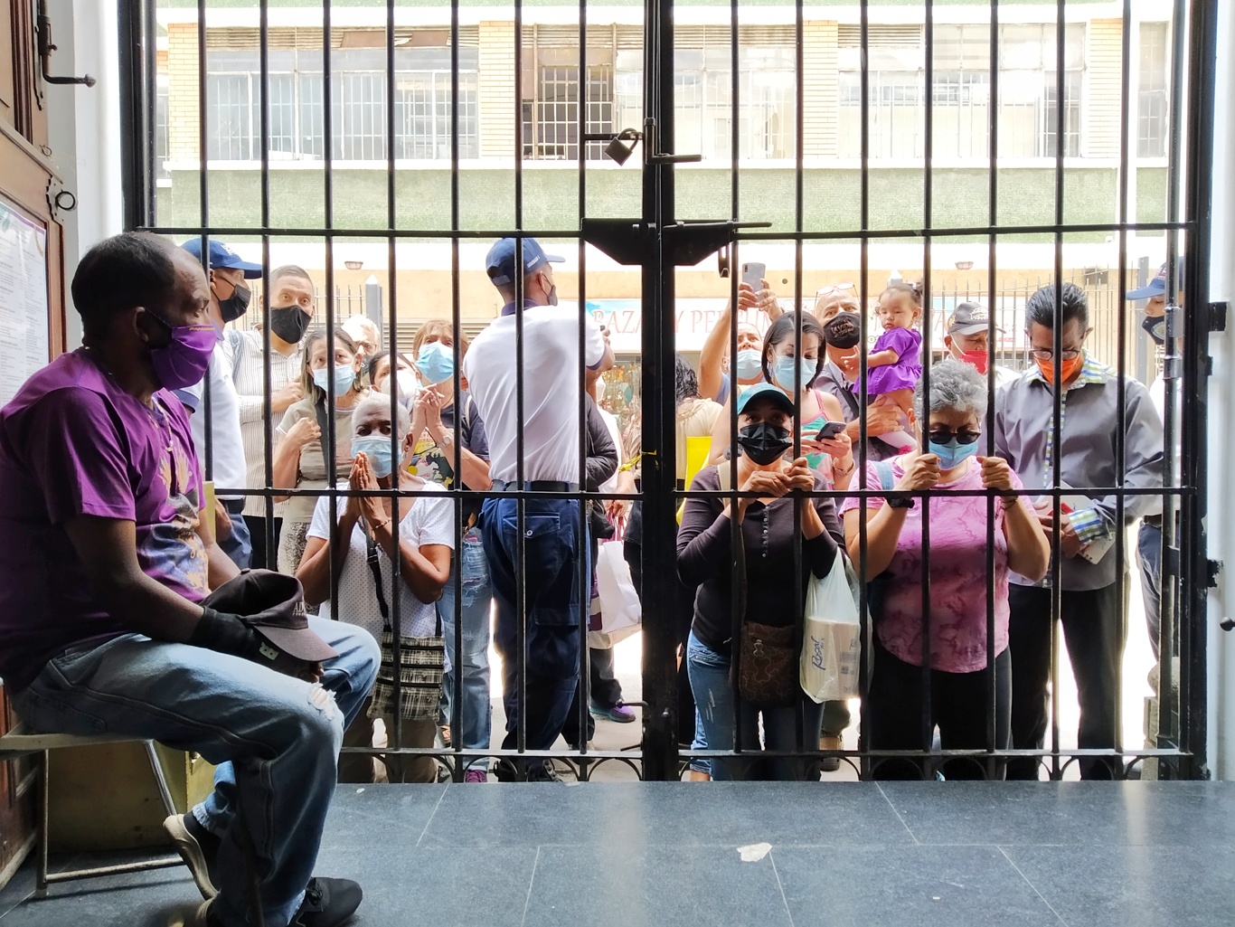 Devotos llevan más de 4 mil orquídeas al Nazareno de San Pablo