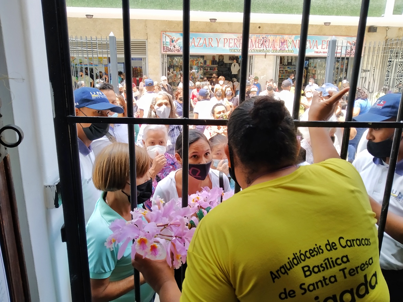 Devotos llevan más de 4 mil orquídeas al Nazareno de San Pablo