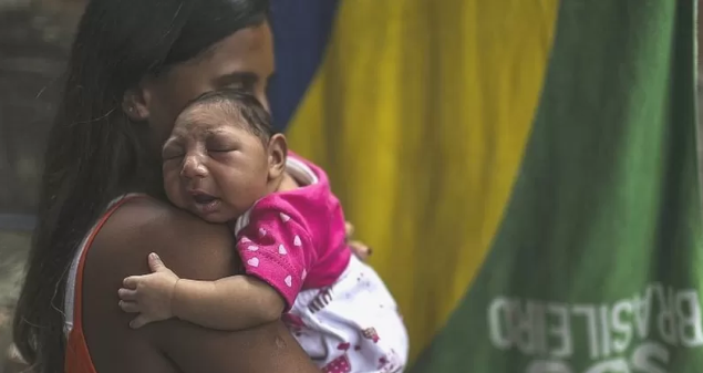 El virus del Zika se ha relacionado con bebés que nacieron con microcefalia luego de que sus madres se contagiaron con la enfermedad.