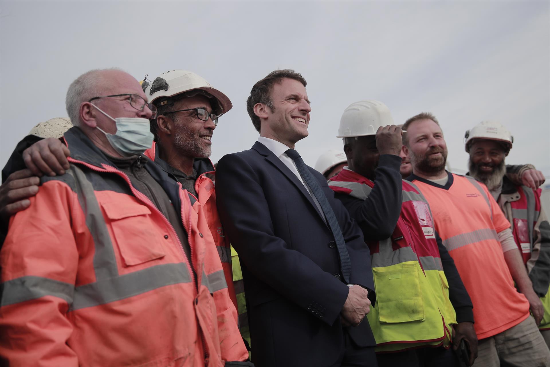 Macron y Le Pen lanzan la campaña para la segunda vuelta