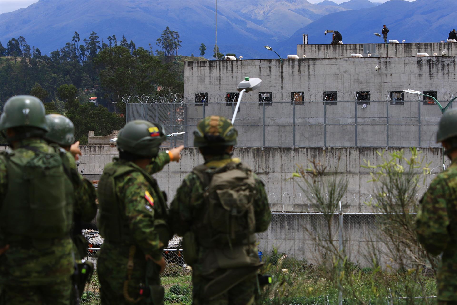 Cerca de 12 presos mueren en enfrentamientos en una cárcel de Ecuador