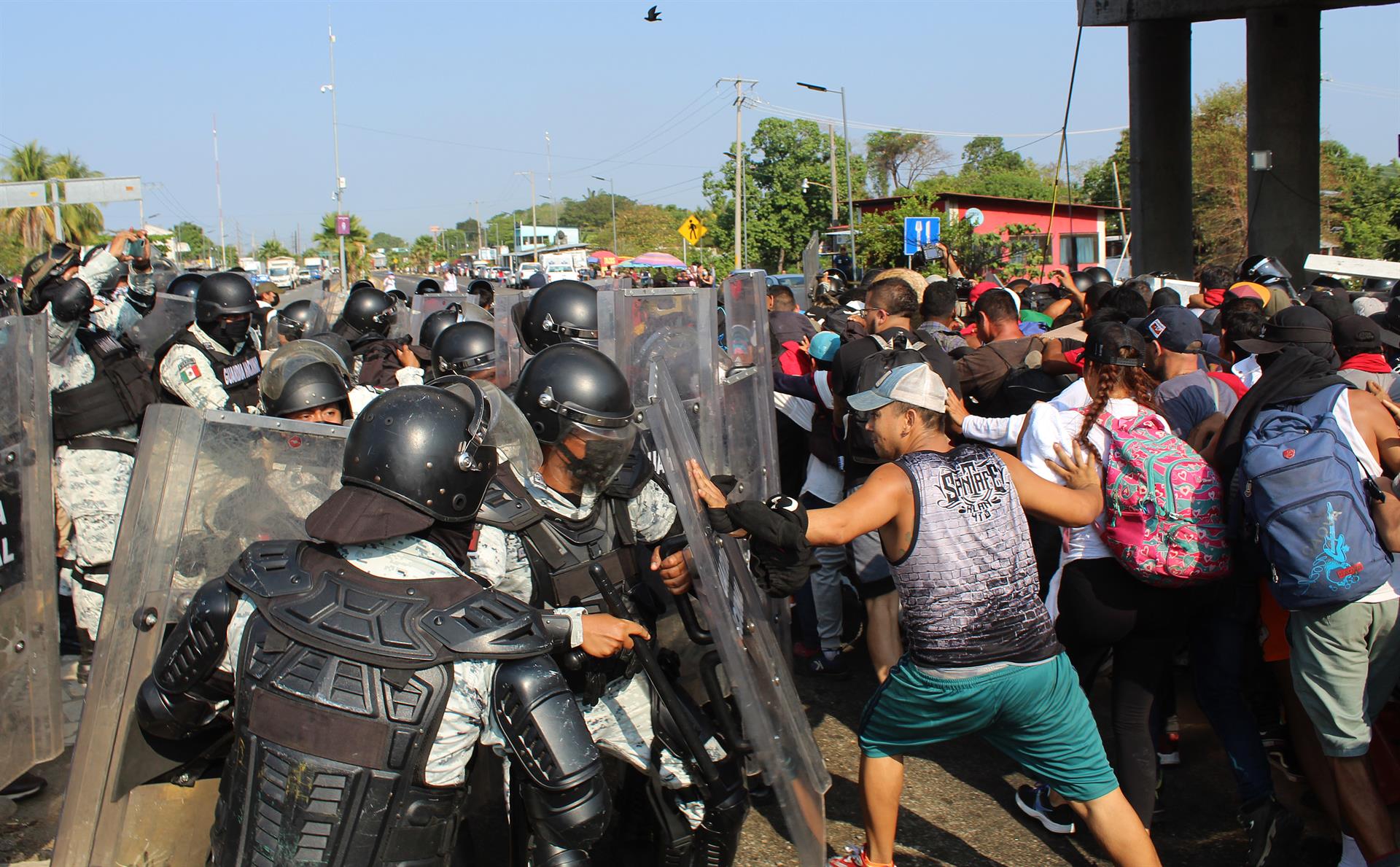 50 migrantes, entre ellos venezolanos, se cosen los labios para presionar la emisión de documentos en México