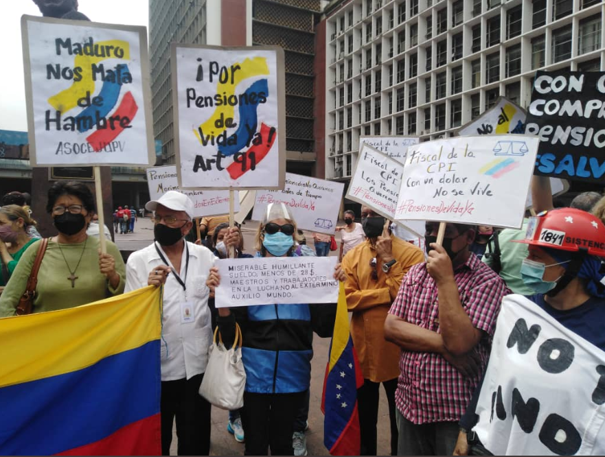 Los pensionados y jubilados denuncian que el salario mínimo venezolanos pasó de 279 dólares a 24 dólares en los último 11 años.
