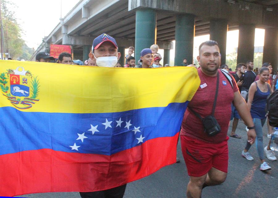 Nueva caravana de migrantes acuerda regularización con autoridades mexicanas