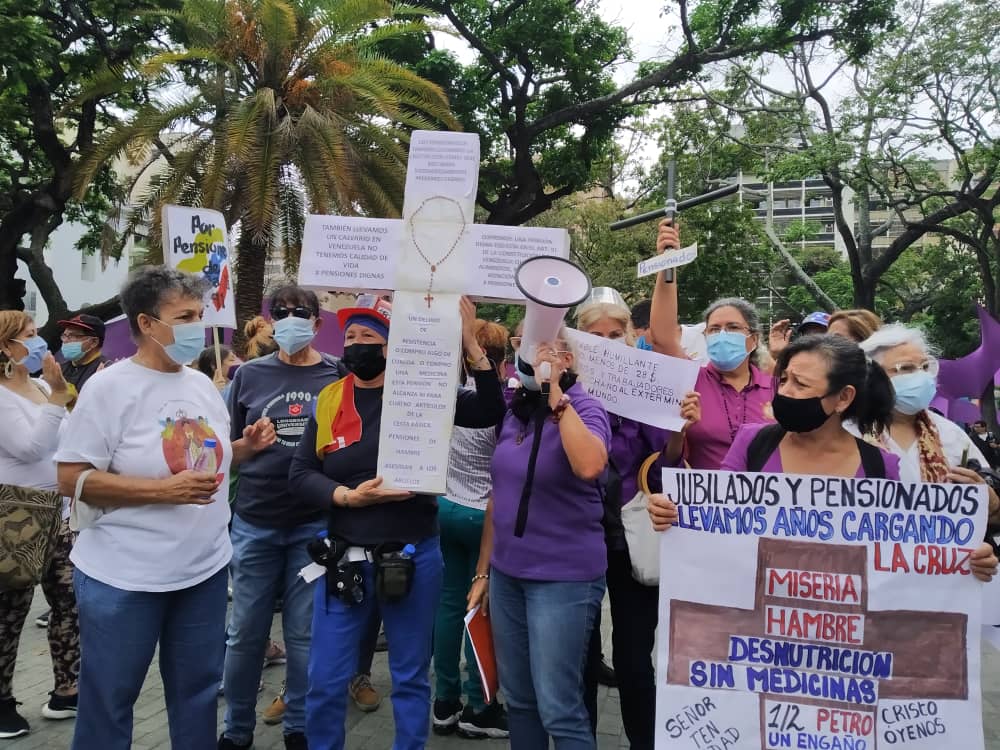Pensionados y jubilados organizan viacrucis en la plaza La Candelaria este #12Abr
