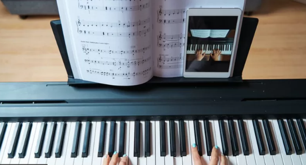 Al aprender algo nuevo, como una canción en el piano, es más eficiente tomar descansos breves que practicar sin parar hasta el agotamiento.