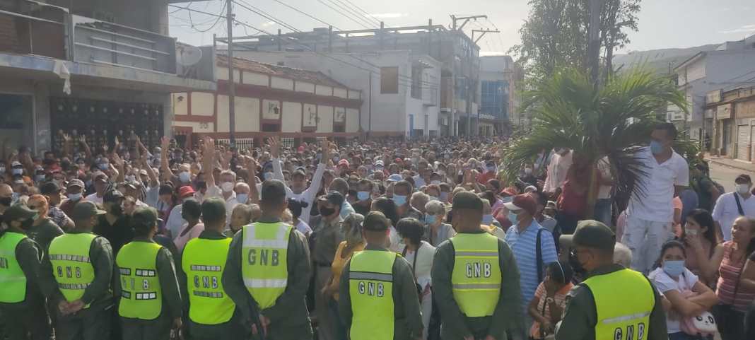 Cientos de colombianos cruzan la frontera para poder votar este #29Mayo