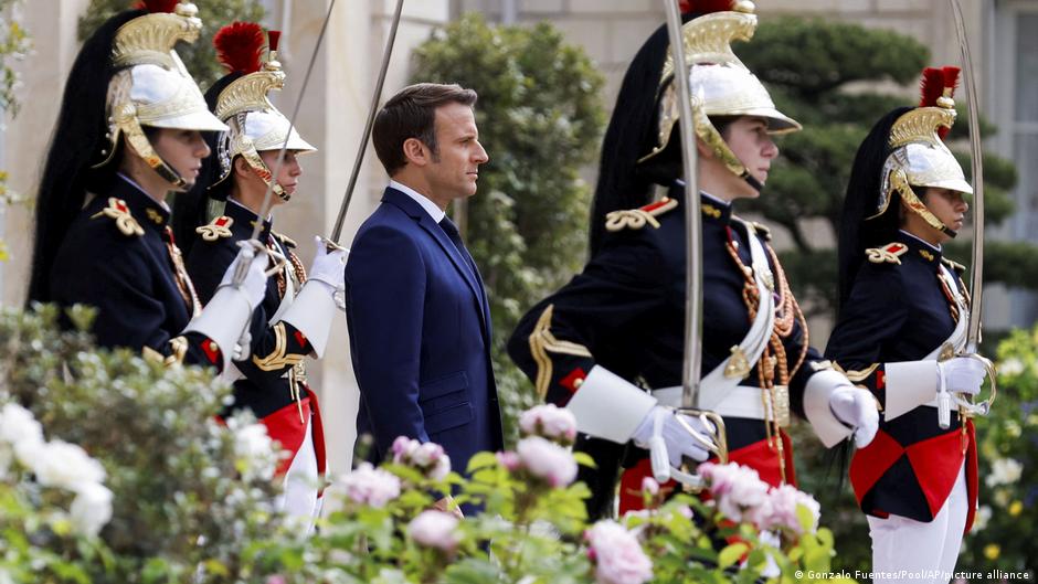 Macron promete una Francia "más fuerte" al asumir nuevo mandato