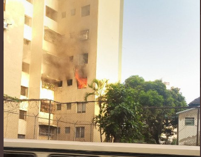 Los bomberos se presentaron en el lugar para atender el fuerte incendio en un apartamento de la residencia Loreto, en el Paraíso.