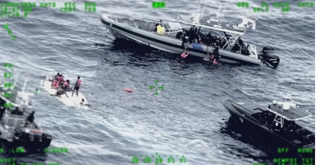 Esta imagen divulgada por las autoridades estadounidenses muestra las labores de rescate de la Guardia Costera.