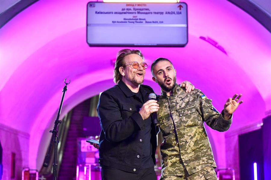 Bono brindó "concierto por la paz" en una estación del metro de Kiev