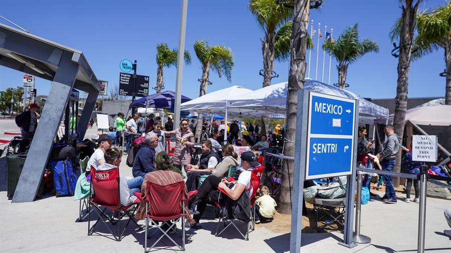 EEUU permite entrada a cientos de migrantes de albergues de Tijuana