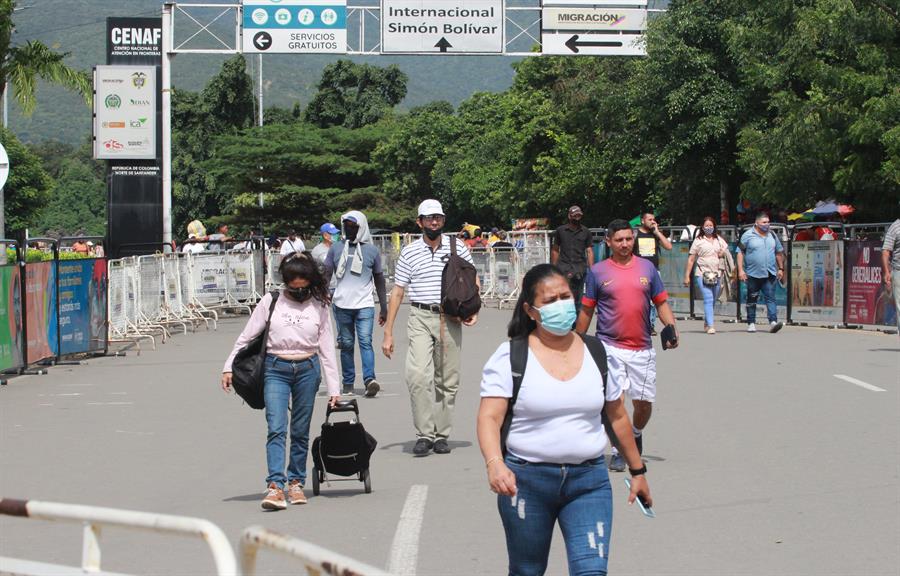 Colombianos residentes en Venezuela comienzan a votar en la frontera