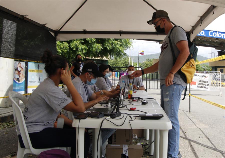 Colombianos residentes en Venezuela comienzan a votar en la frontera