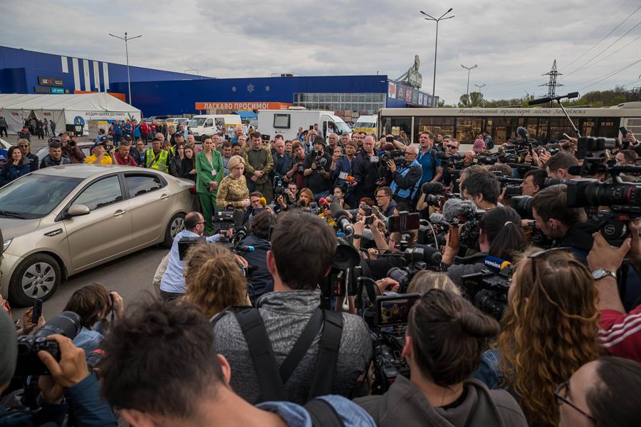 Ucrania dice que completó evacuación de todos los civiles de Azovstal