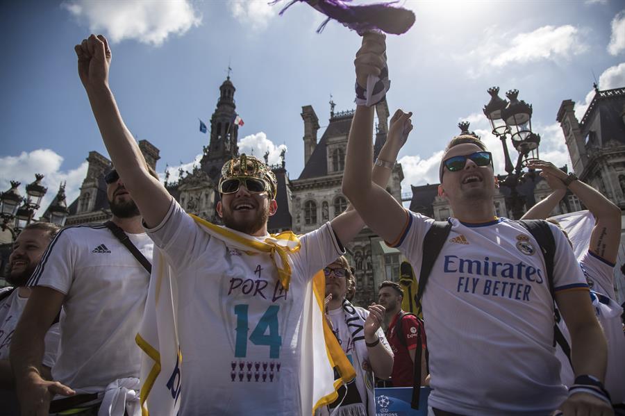 Aficiones de Liverpool y el Real Madrid ya calientan en las calles de París