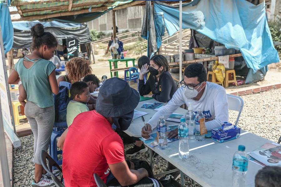 Salud y educación, un sueño lejano para los venezolanos entre Perú y Ecuador