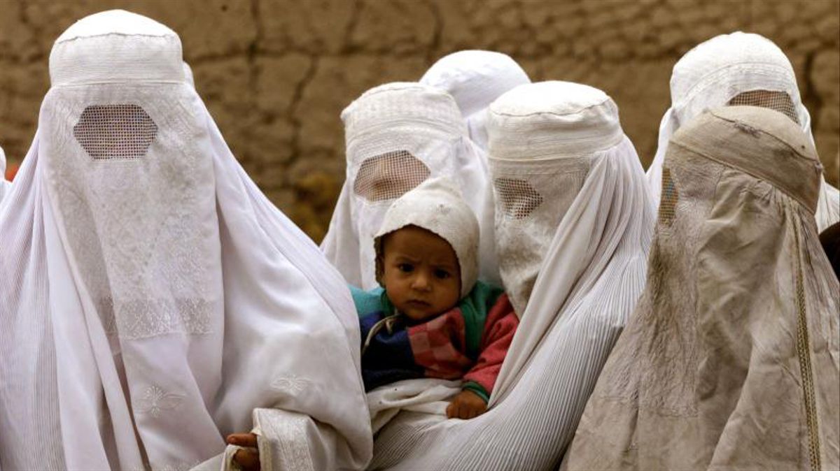 Talibanes decretan el uso obligatorio del burka en lugares públicos