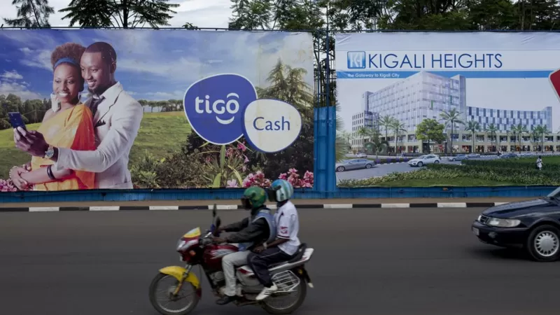 El lado oscuro de la "Suiza de África", el país al que Reino Unido trata de enviar a migrantes que lleguen a su país "sin billete de vuelta"