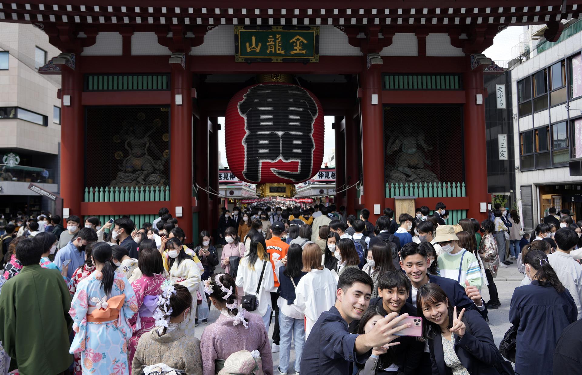 Japón requerirá mascarillas y seguro médico a los viajeros extranjeros