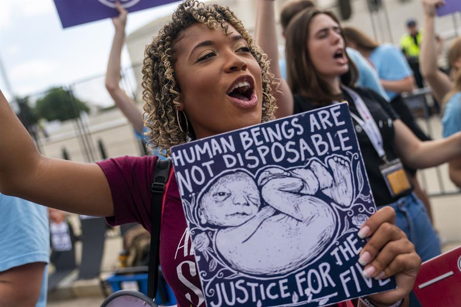 Cientos de personas protestan ante a la Corte de EEUU contra fallo del aborto