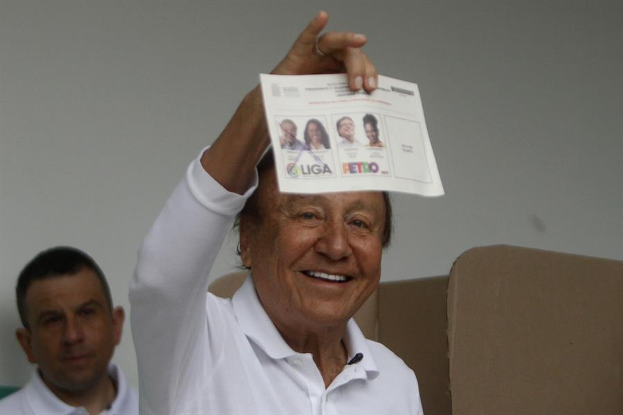 Candidato colombiano Rodolfo Hernández vota y se mantiene en silencio