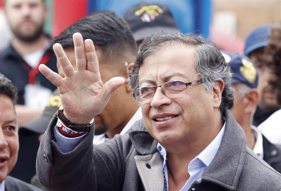 Petro suspende órdenes de captura y extradición de negociadores del ELN