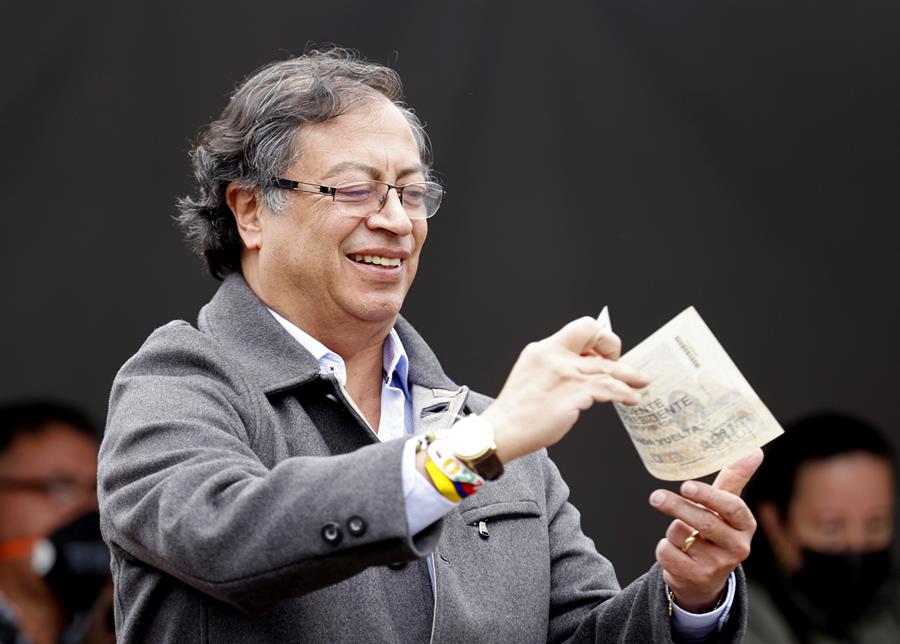 Opositores venezolanos felicitan a colombianos por elección del nuevo presidente