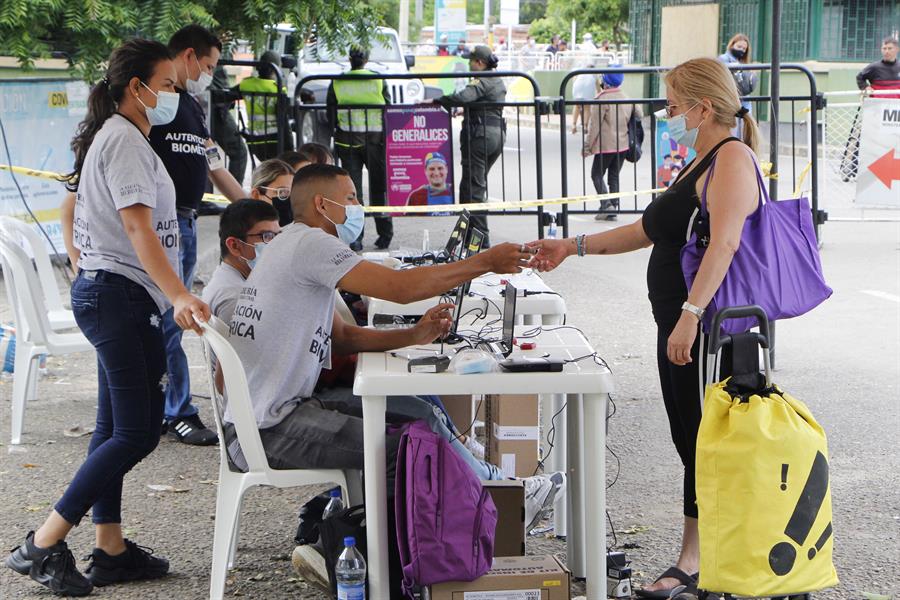 Colombianos residentes en Venezuela vuelven a votar en la frontera