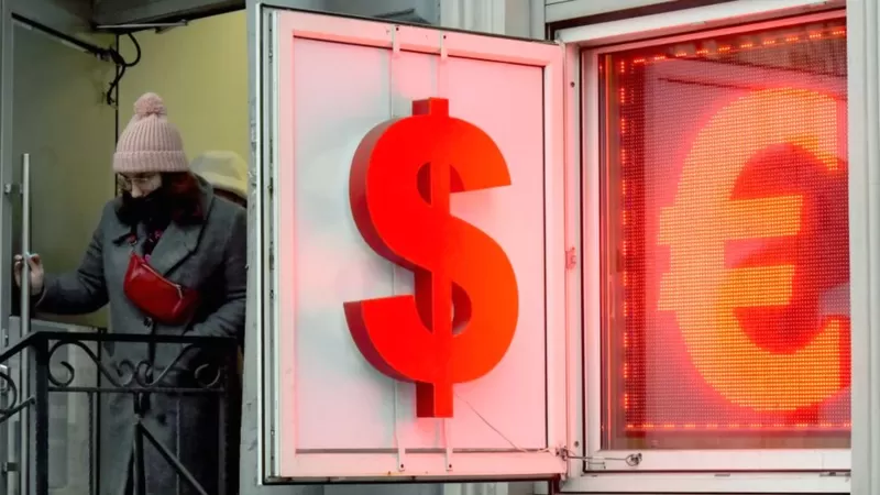 El euro llega a su nivel más bajo en 20 años frente al dólar: qué consecuencias tiene la histórica paridad de las monedas