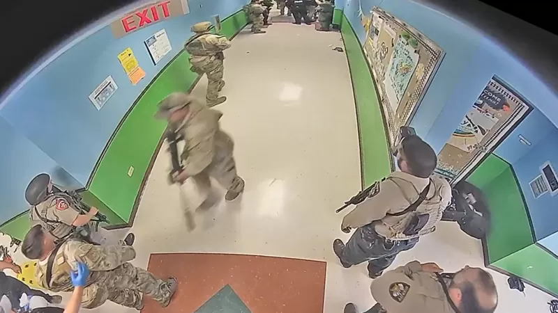 Tiroteo en Uvalde: la indignación de las familias por el video que muestra la inacción de la policía durante la matanza en la escuela