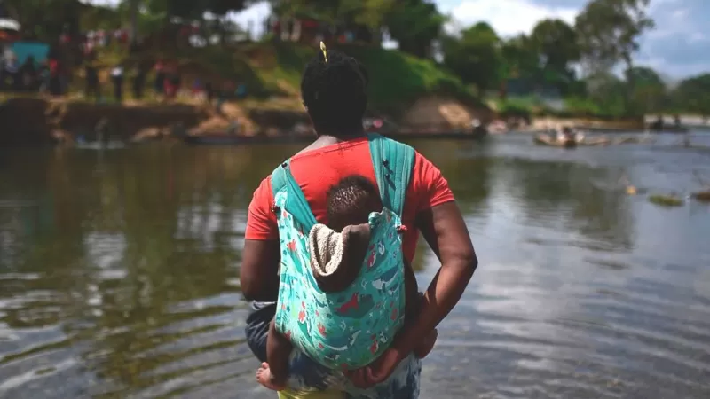 "Después de arrojar a sus dos hijos, el hombre se lanzó al vacío": el duro relato de los médicos que atienden a migrantes en la selva del Darién