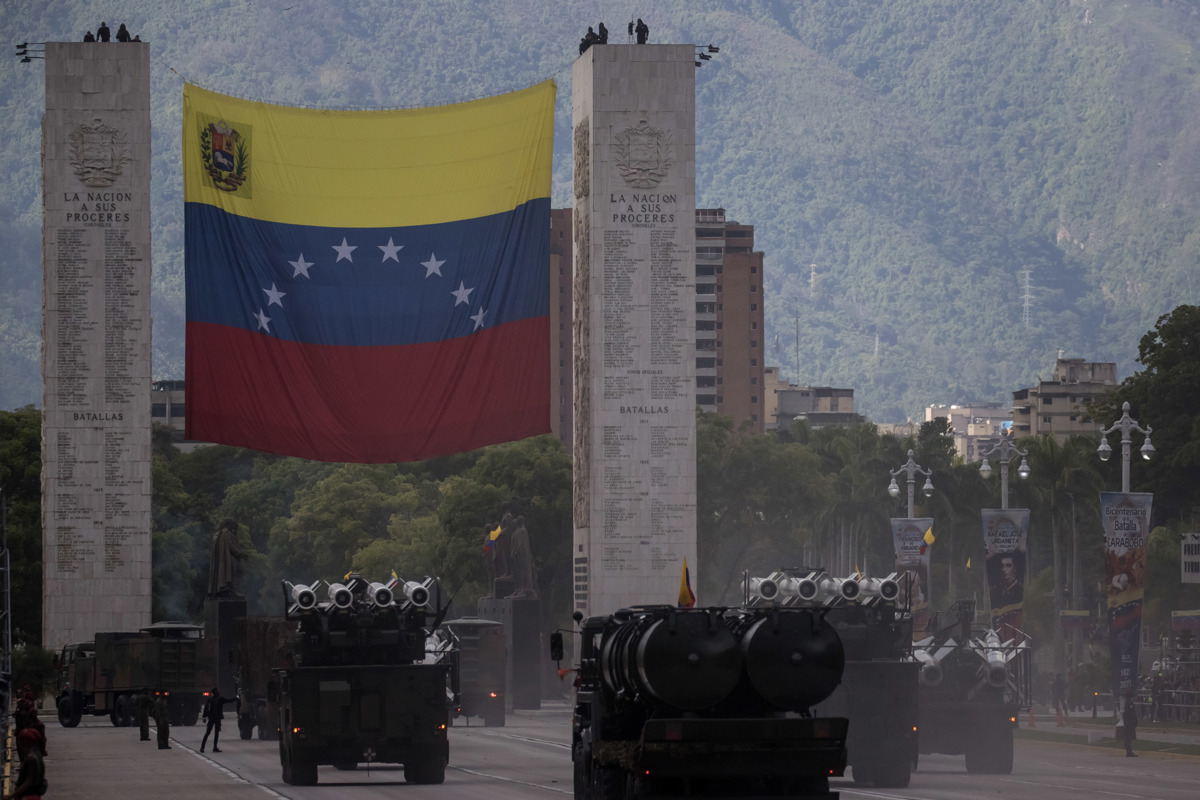 El desfile del #5Jul lo encabezó Super Bigote junto a 12 mil militares